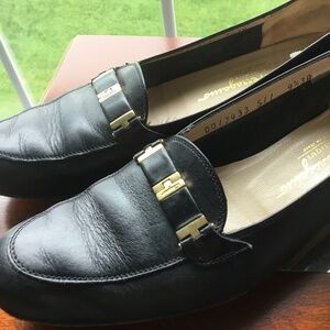 Black Vintage Salvatore Ferragamo leather flats 91/2 AAA